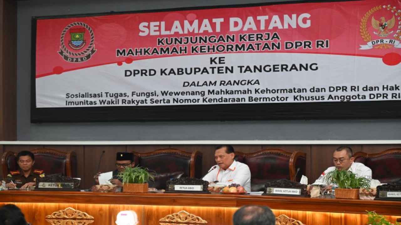 Ketua Mahkamah Kehormatan Dewan (MKD) DPR RI Adang Daradjatun saat memberikan sosialisasi tugas fungsi dan wewenang MKD, serta Tanda Nomor Kendaraan (TNKB) khusus DPR RI di Gedung DPRD Kabupaten Tangerang, Banten, Selasa (5/6/2023). Foto : Anne/Man