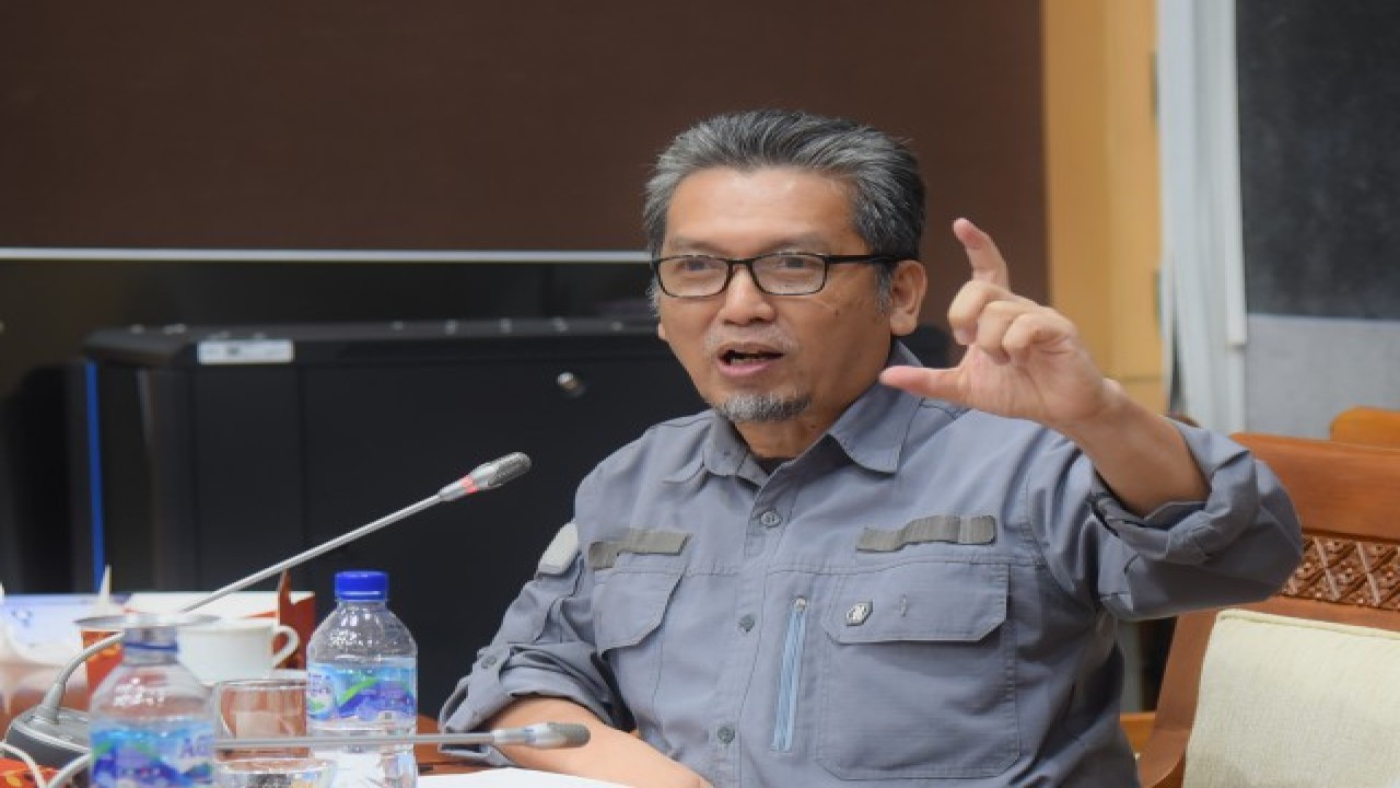 Anggota Komisi I DPR RI Almuzzammil Yusuf di sela-sela Rapat Dengar Pendapat dengan Dewan Pengawas dan Direktur Utama LPP RRI dan LPP TVRI di Gedung Nusantara II, Senayan, Jakarta, Selasa (6/6/2023). Foto : Runi/Man