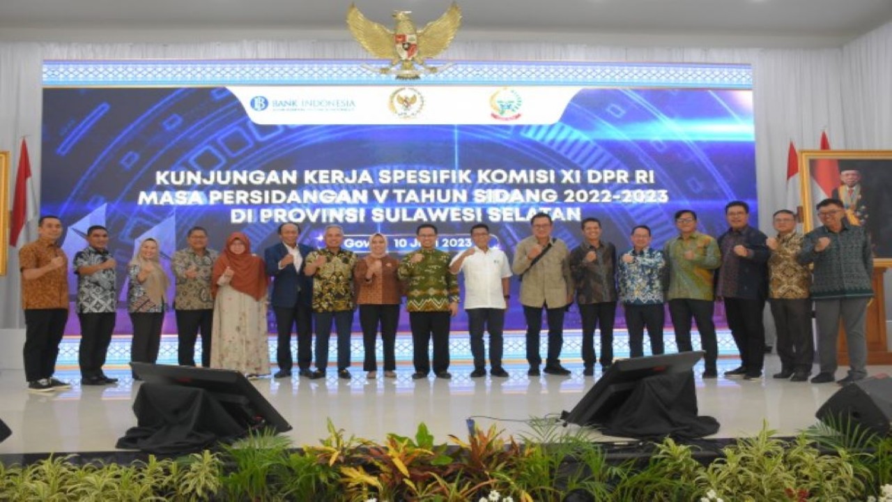 Wakil Ketua Komisi XI DPR RI Amir Uskara dalam foto bersama usai memimpin rapat Kunjungan Kerja Spesifik (Kunspek) Komisi XI DPR RI ke Provinsi Sulawesi Selatan, Sabtu (10/6/2023). (Anju/nr)