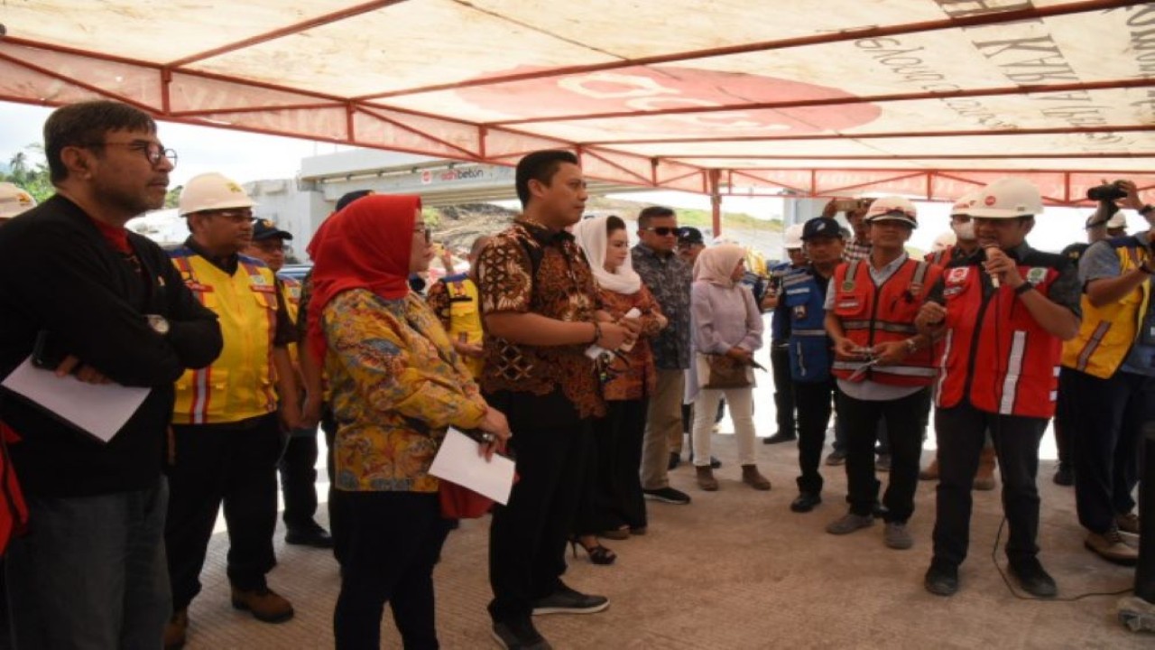 Wakil Ketua Komisi V DPR RI Andi Iwan Darmawan Aras beserta tim saat meninjau progres penyelesaian pembangunan Jalan Tol Cisumdawu di Kabupaten Sumedang, Majalengka, Jabar, Jumat (9/6/2023). (Dep/nr)