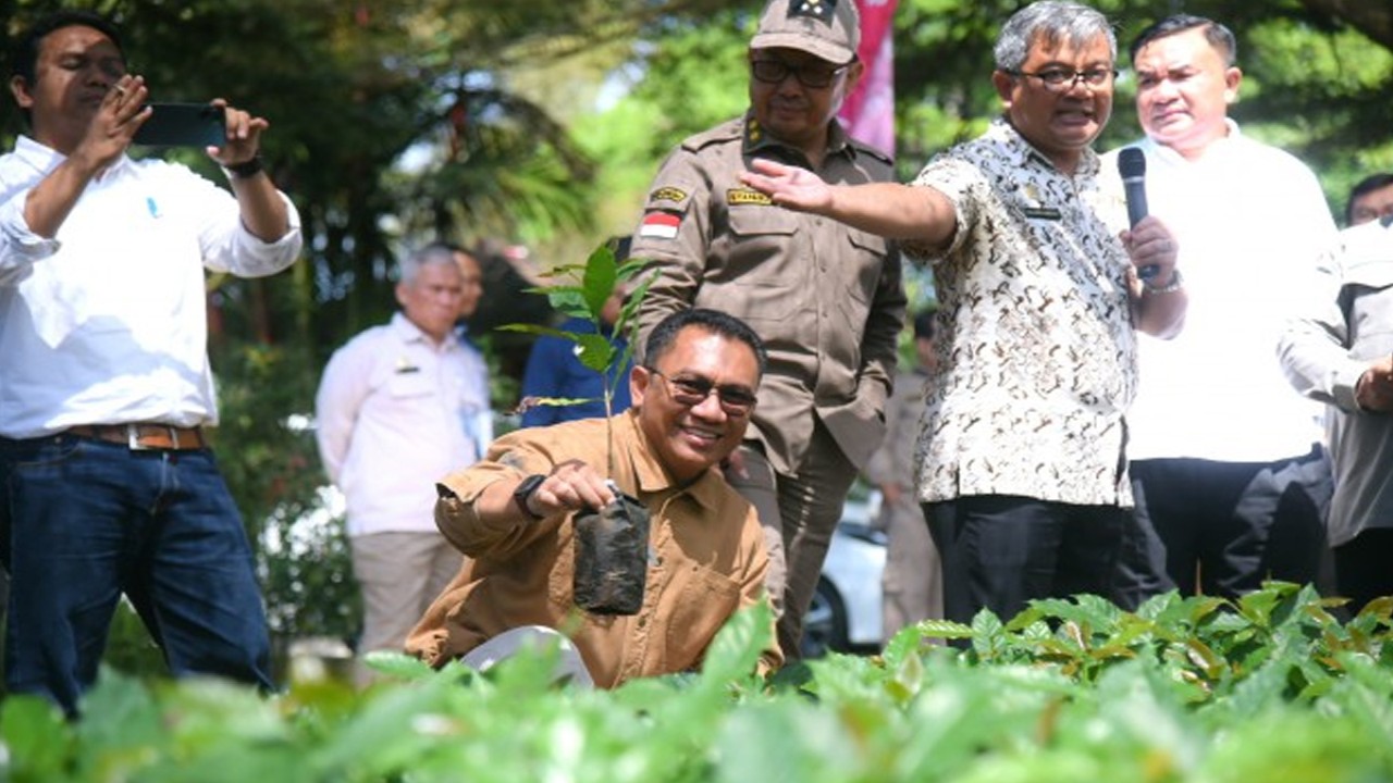 Anggota Komisi IV DPR RI Yohanis Fransiskus Lema saat melakukan Kunspek Komisi IV DPR RI ke BSIP TRI dalam rangka melihat pengembangan tanaman-tanaman industri, rempah-rempah dan penyegar di Sukabumi, Jawa Barat, Selasa (20/6/2023). Foto: Runi/nr