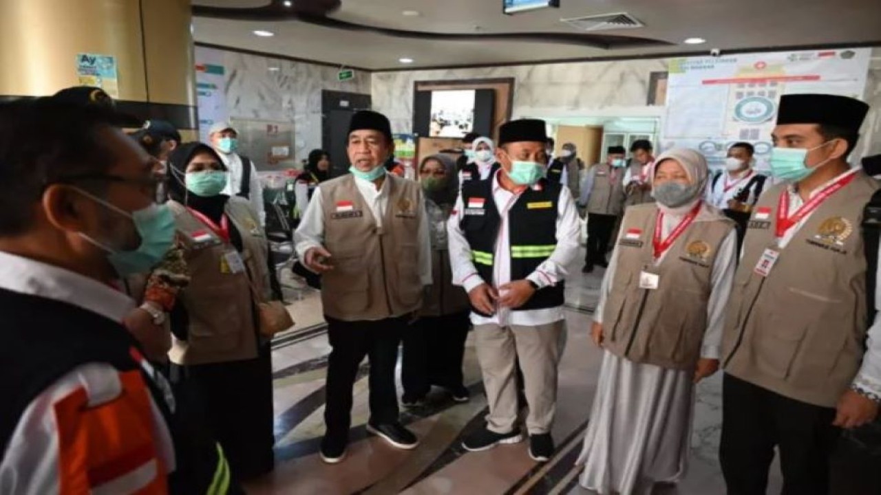 Ketua Komisi VIII DPR Ashabul Kahfi memantau bersama Tim Petugas Kesehatan Haji Indonesia melihat kesiapannya jelang puncak haji saat mengunjungi Klinik Kesehatan Haji Indonesia (KKIH) di Kota Makkah, Arab Saudi, Sabtu (24/6/2023). (dpr.go.id)