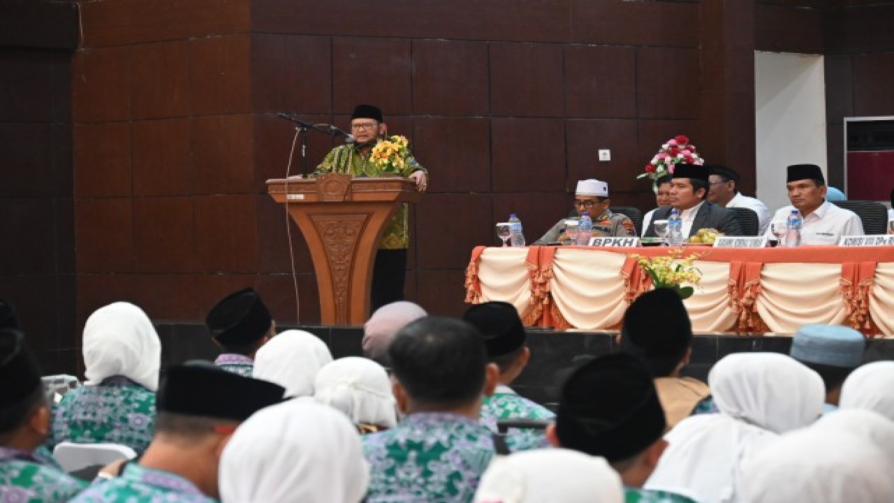 Anggota Komisi VIII DPR RI Muhammad Asli Chaidir saat melakukan pelepasan Calon Jemaah Haji (CJH) Kloter I Embarkasi Padang, Minggu (4/6/2023) malam. Foto : Eko/Man