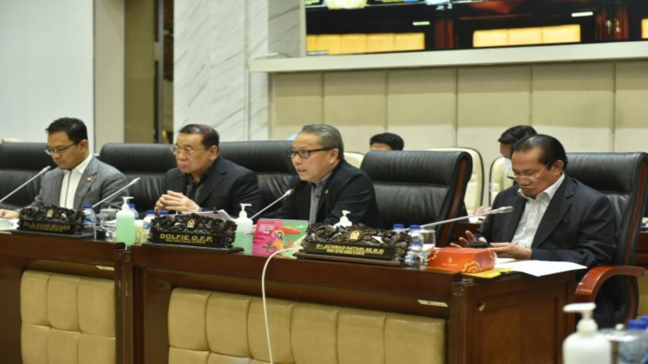 Wakil Ketua Komisi XI DPR RI, Dolfie Othniel Frederic Palit saat rapat kerja dengan Menteri Keuangan RI di Gedung Nusantara I, Senayan Jakarta pada Senin (12/6/2023). (Farhan/nr)