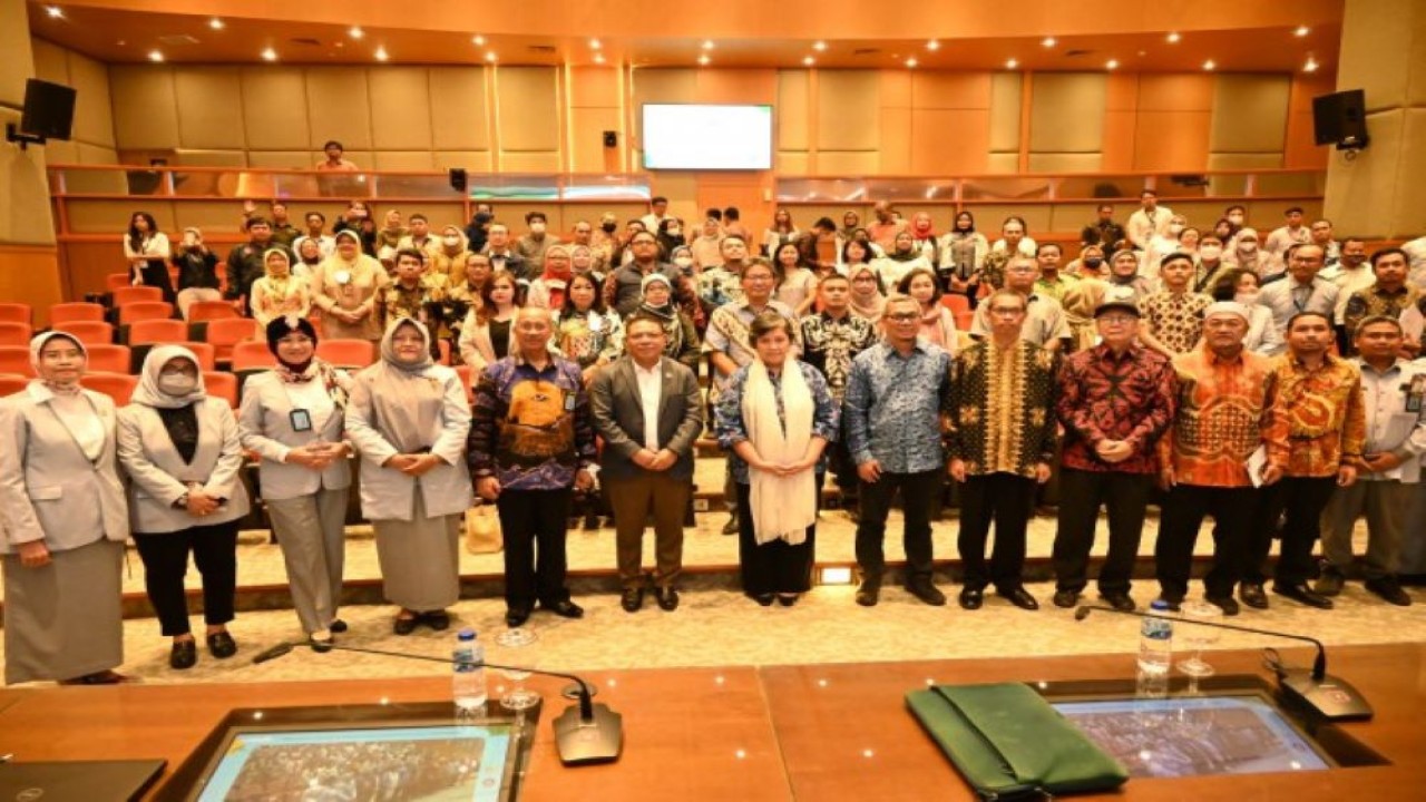 Kepala Biro Protokol dan Humas Setjen DPR RI Suratna saat foto bersama usai acara Seminar Nasional Forum Tematik Bakohumas di Gedung Nusantara, Senayan, Jakarta, Senin (5/6/2023). (Farhan/nr)