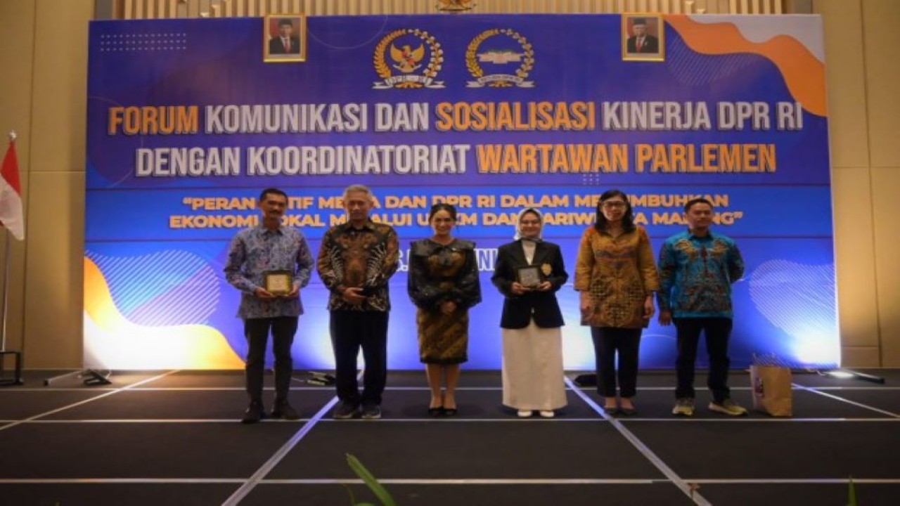 Deputi Bidang Persidangan Setjen DPR RI Suprihartini saat foto bersama usai mengikuti Forum Komunikasi dan Sosialisasi Kinerja DPR RI di Malang, Jawa Timur, Jumat (9/6/2023). (Andri/nr)