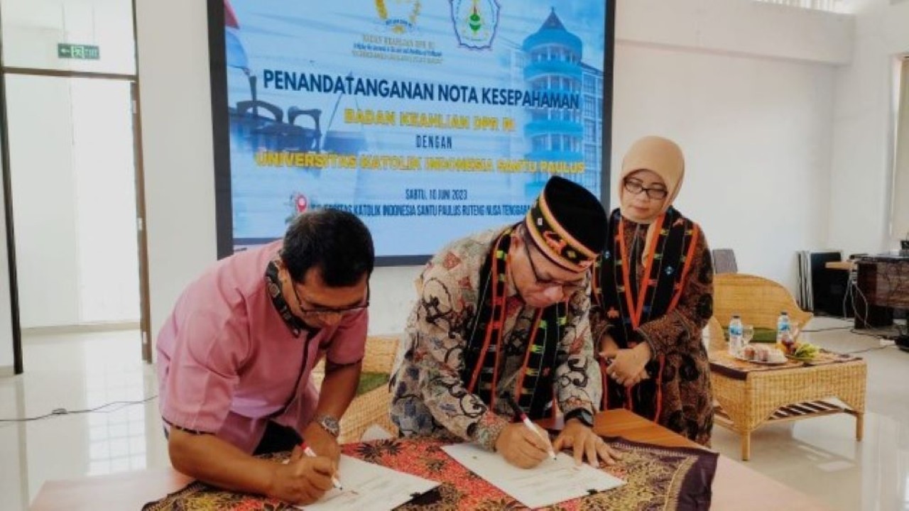 Kepala Badan Keahlian (BK) Sekretariat Jenderal (Setjen) DPR RI Inosentius Samsul saat penandatanganan nota kesepahaman BK Setjen DPR RI dengan Universitas Katolik Indonesia Santu Paulus Ruteng dan acara FGD dengan tema 'Urgensi Perubahan Atas Undang Nomor 3 Tahun 2017 tentang Sistem Perbukuann', Nusa Tenggara Timur, Sabtu (10/6/2023). (Ayu/Man)