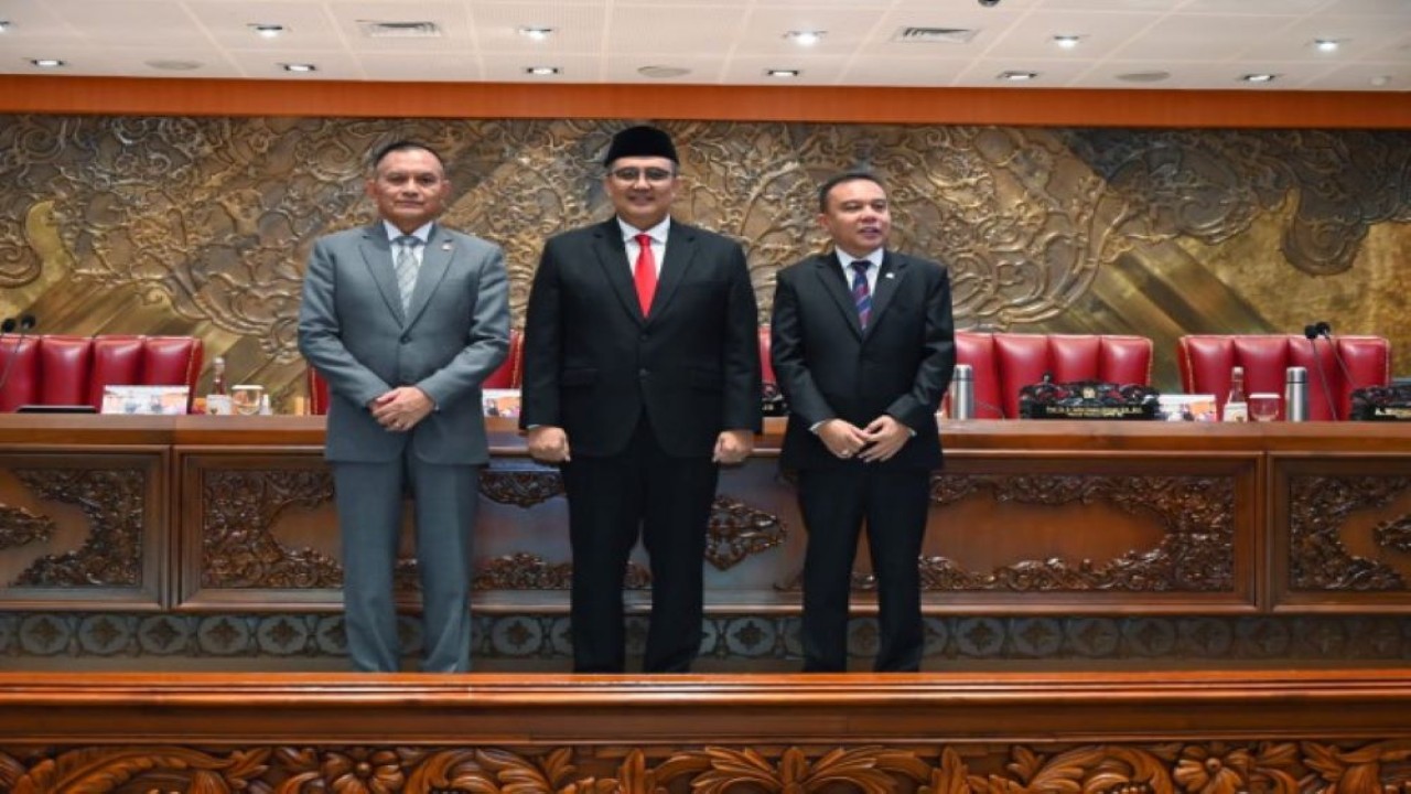 Wakil Ketua DPR RI Lodewijk F Paulus dan Wakil Ketua DPR RI Sufmi Dasco saat berfoto bersama dengan Slamet Eddy Purnomo usai disetujui sebagai Calon Anggota BPK di Ruang Paripurna II. (Jaka/nr)