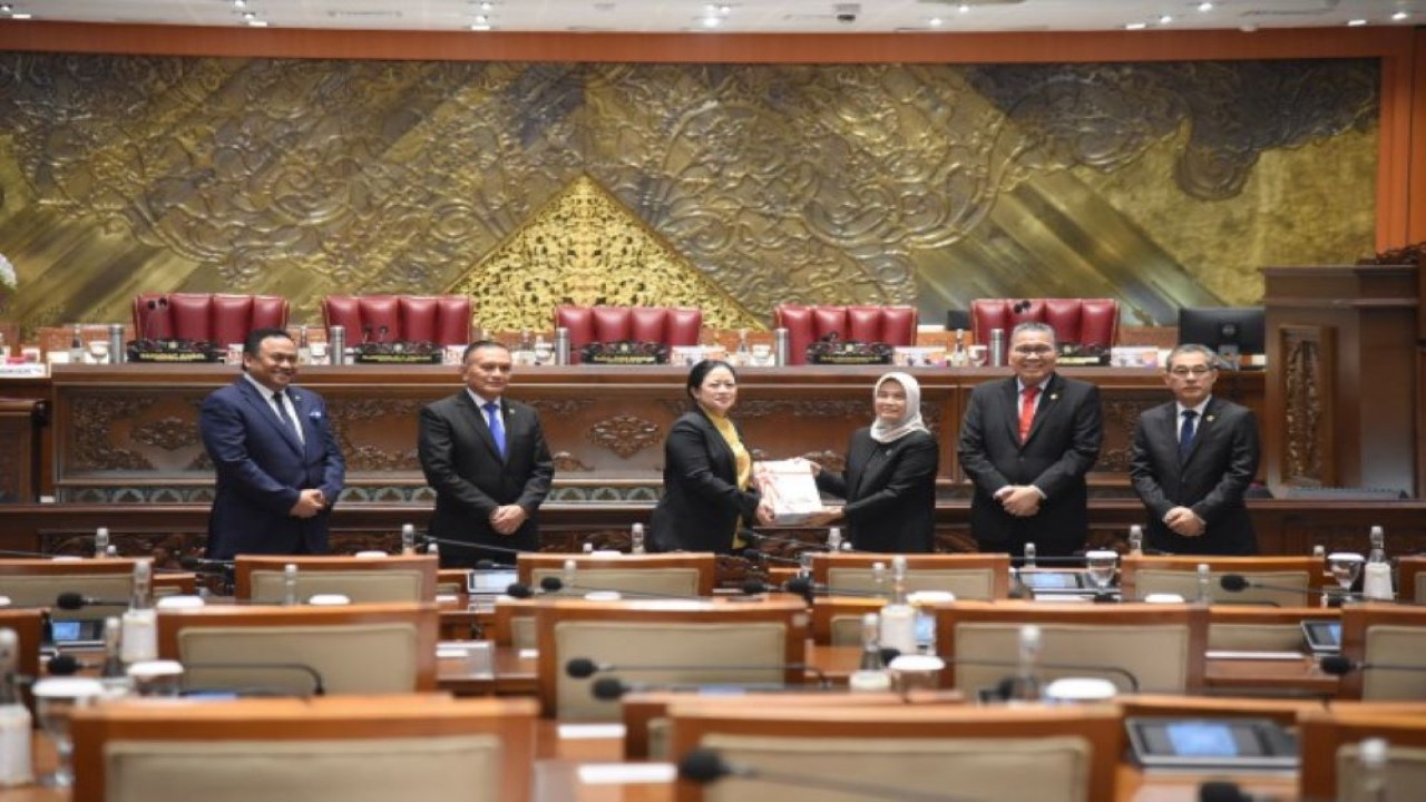 Ketua DPR RI Dr. (H.C) Puan Maharani saat menerima Laporan Hasil Pemeriksaan atas Laporan Keuangan Pemerintah Pusat (LHP LKPP) Tahun 2022 dari BPK RI di Gedung Nusantara II, Senayan. (Arief/nr)