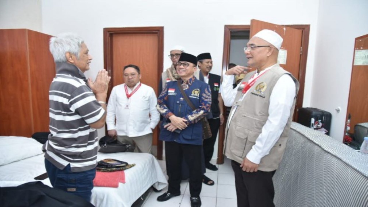 Wakil Ketua Komisi VIII Marwan Dasopang bersama Timwas Haji DPR RI saat meninjau ke lima titik pemondokan jemaah di Kota Makkah, Sabtu (24/6/2023). (Oji/nr)