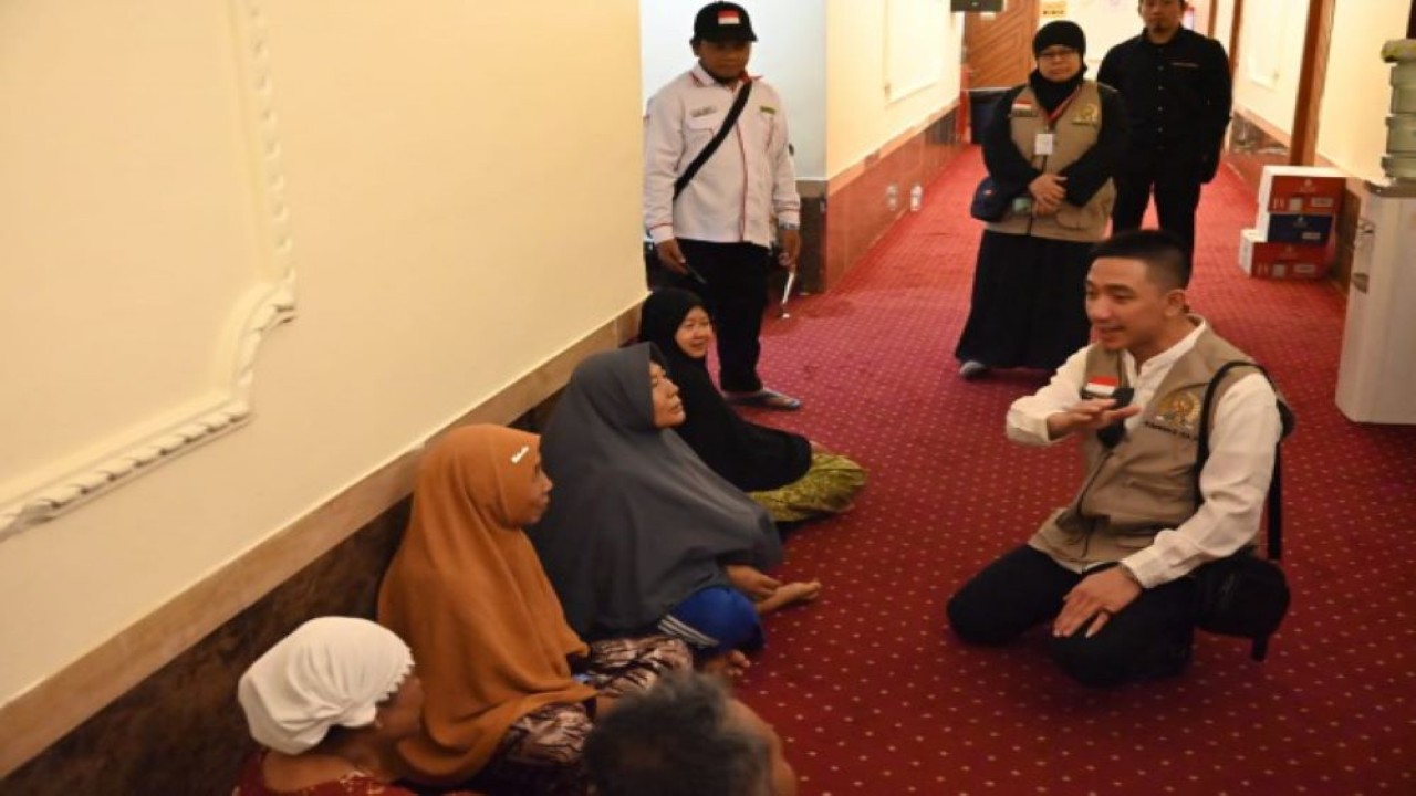 Anggota Komisi VIII DPR RI Mochamad Hasbi Asyidiki saat mengunjungi salah satu penyedia makanan untuk jemaah Indonesia, yaitu katering AlMudif AlMutamaiz di Kota Makkah, Sabtu (25/6/2023). (Indra Pahlevi/nr)