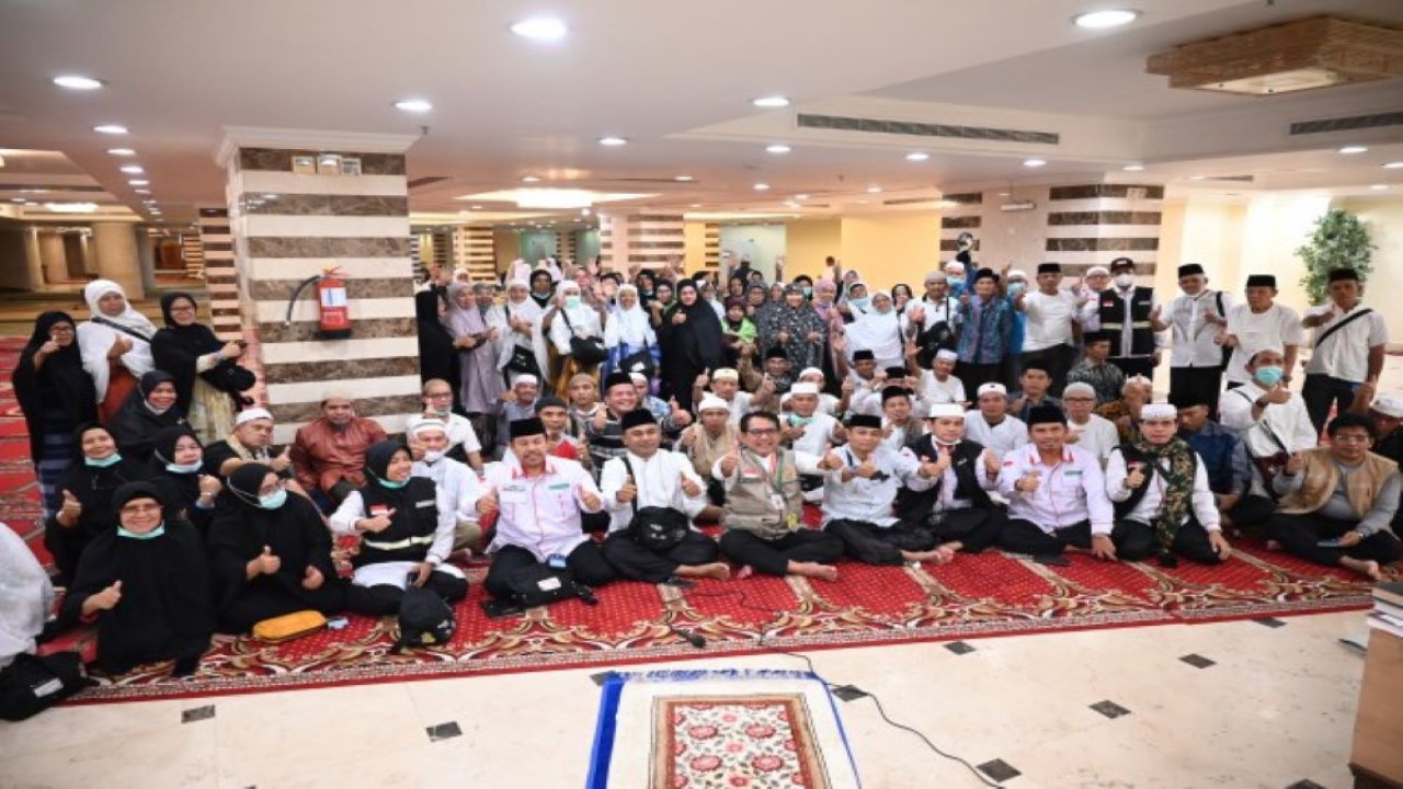 Anggota Timwas Haji DPR John Kenedy Aziz saat foto bersama usai bertemu dengan Jemaah Haji asal Sumbar di Hotel Jemaah Haji Indonesia 905, Jharwal, Mekkah, Sabtu (24/6/2023). (Jaka/nr)