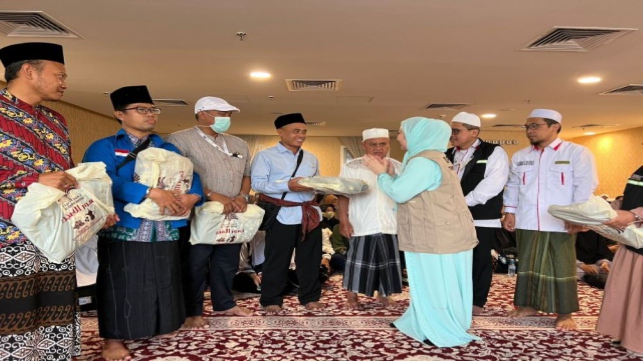 Anggota Komisi VIII DPR RI Paramitha Widya Kusuma saat blusukan ke tempat jamaah haji Indonesia yang berasal dari Dapilnya di hotel Jawahirul Bait Nomor 1013, Mekkah, pada Jumat (23/6/2023) pagi. (Oji/nr)