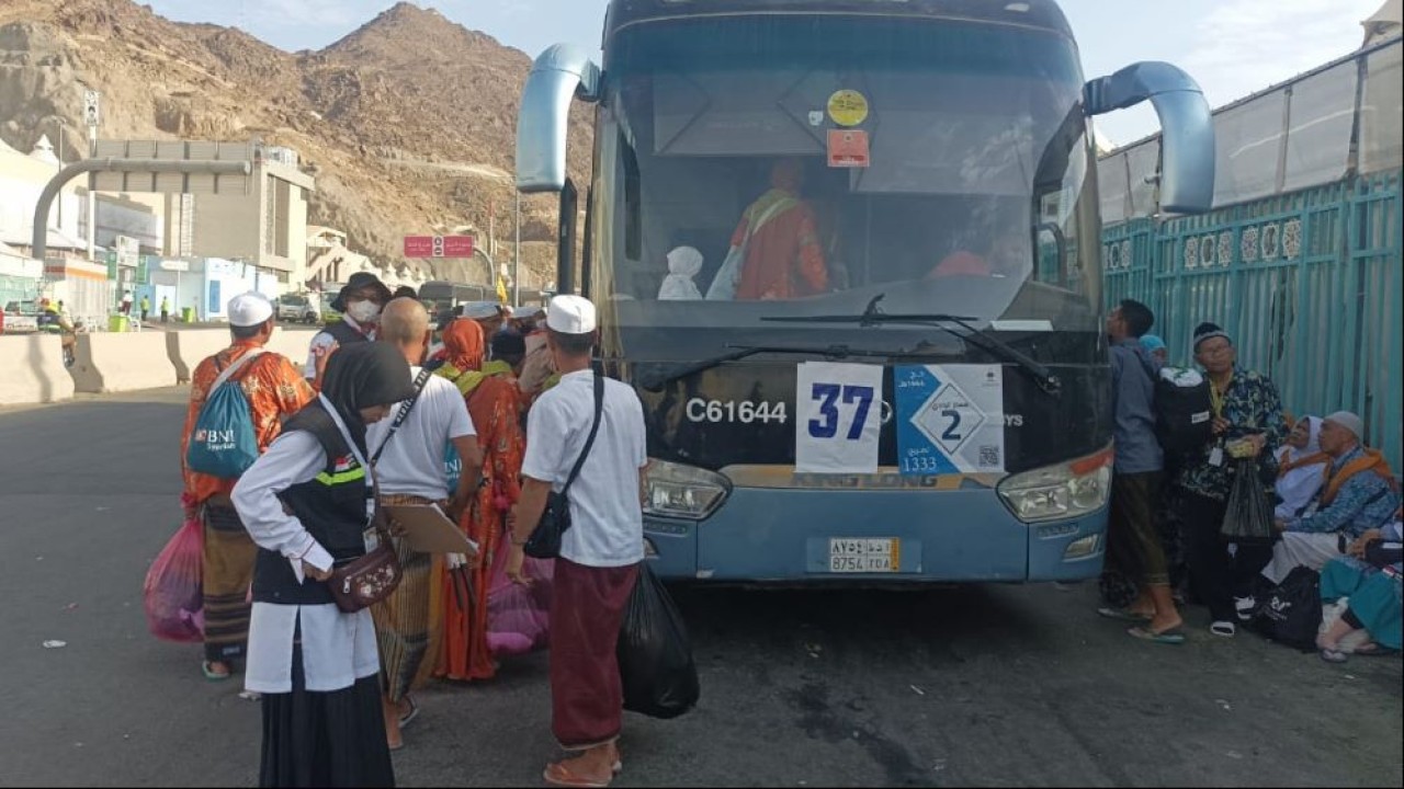 Ilustrasi. Anggota Timwas Haji DPR John Kennedy Azis ikut menyawer ganti bayar uang sewa bus untuk mengangkut jamaah haji Indonesia yang belum diantar ke Mina. (Istimewa)