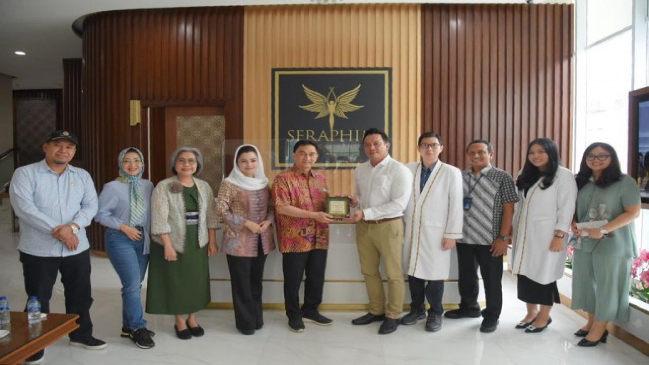 Ketua Tim BURT DPR RI Dimyati Natakusumah saat bertukar cenderamata usai melakukan kunjungan kerja spesifik ke Seraphim Medical Center di Tangerang. Foto: Bunga/nr