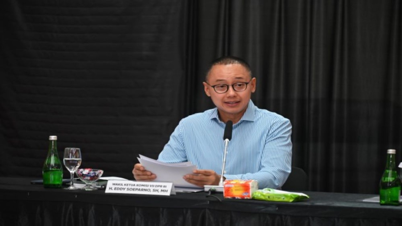 Wakil Ketua Komisi VII DPR RI Eddy Soeparno saat memimpin pertemuan kunjungan kerja spesifik ke PT Pertamina Patra Niaga Medan, Sumatera Utara, Kamis (15/6/2023). (Anne/nr)