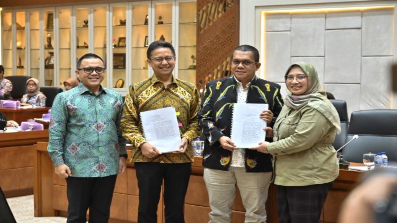 Ketua Panja RUU Kesehatan DPR RI Emanuel Melkiades Laka Lena saat foto bersama usai Komisi IX DPR RI dan Pemerintah sepakat membawa RUU Kesehatan ke paripurna untuk disahkan menjadi Undang-Undang (UU). (Farhan/nr)