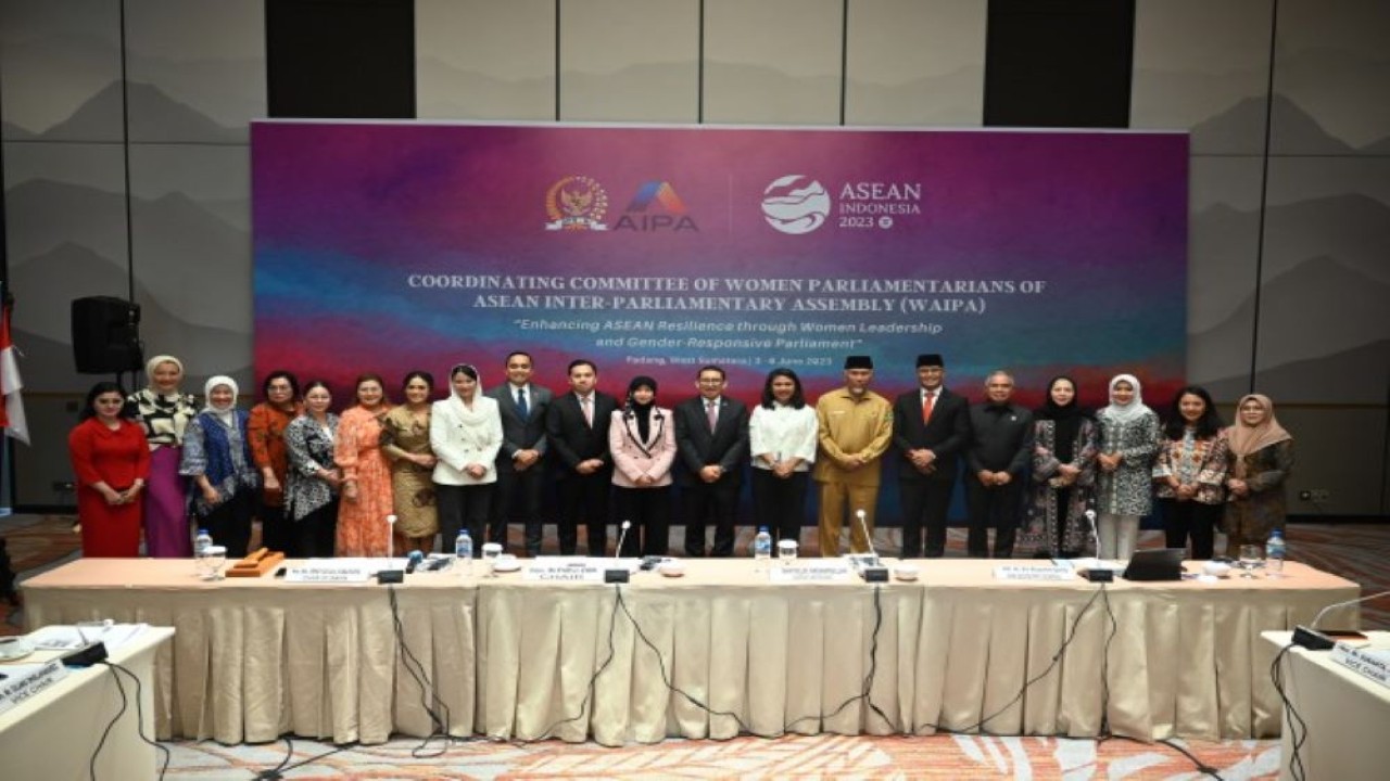 Ketua BKSAP DPR RI Fadli Zon dalam foto bersama usai mengikuti sidang Komite untuk Perempuan Parlemen 'ASEAN Inter-Parliamentary Assembly' (WAIPA) di Padang. (Agung/nr)