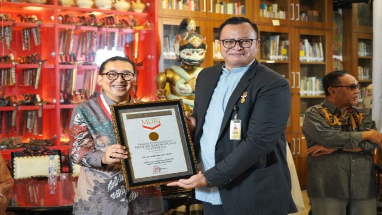 Anggota DPR RI Fadli Zon (kiri) saat menerima penghargaan dari Museum Rekor Dunia Indonesia (MURI) yang dipimpin Jaya Suprana di Rumah Kreatif Fadli Zon, Cimanggis, Depok. (Ist/nr)