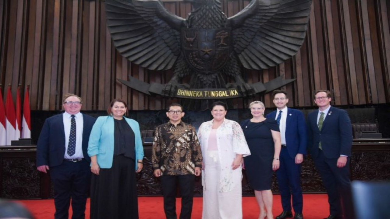 Ketua BKSAP DPR RI Fadli Zon saat foto bersama usai menerima kunjungan delegasi Parlemen Australia di Senayan, Jakarta, Senin (26/6/2023). (Geraldi/nr)