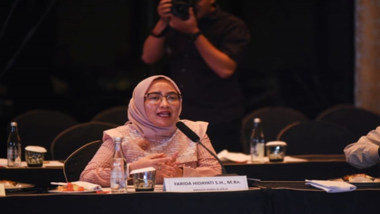 Anggota Komisi XI DPR RI Farida Hidayati saat mengikuti pertemuan dengan LPS dalam rangka kunjungan kerja spesifik Komisi XI DPR RI di Ballroom Hotel Trans Studio Bandung, Kabupaten Bandung, Jumat (16/6/2033). (Tari/Man)