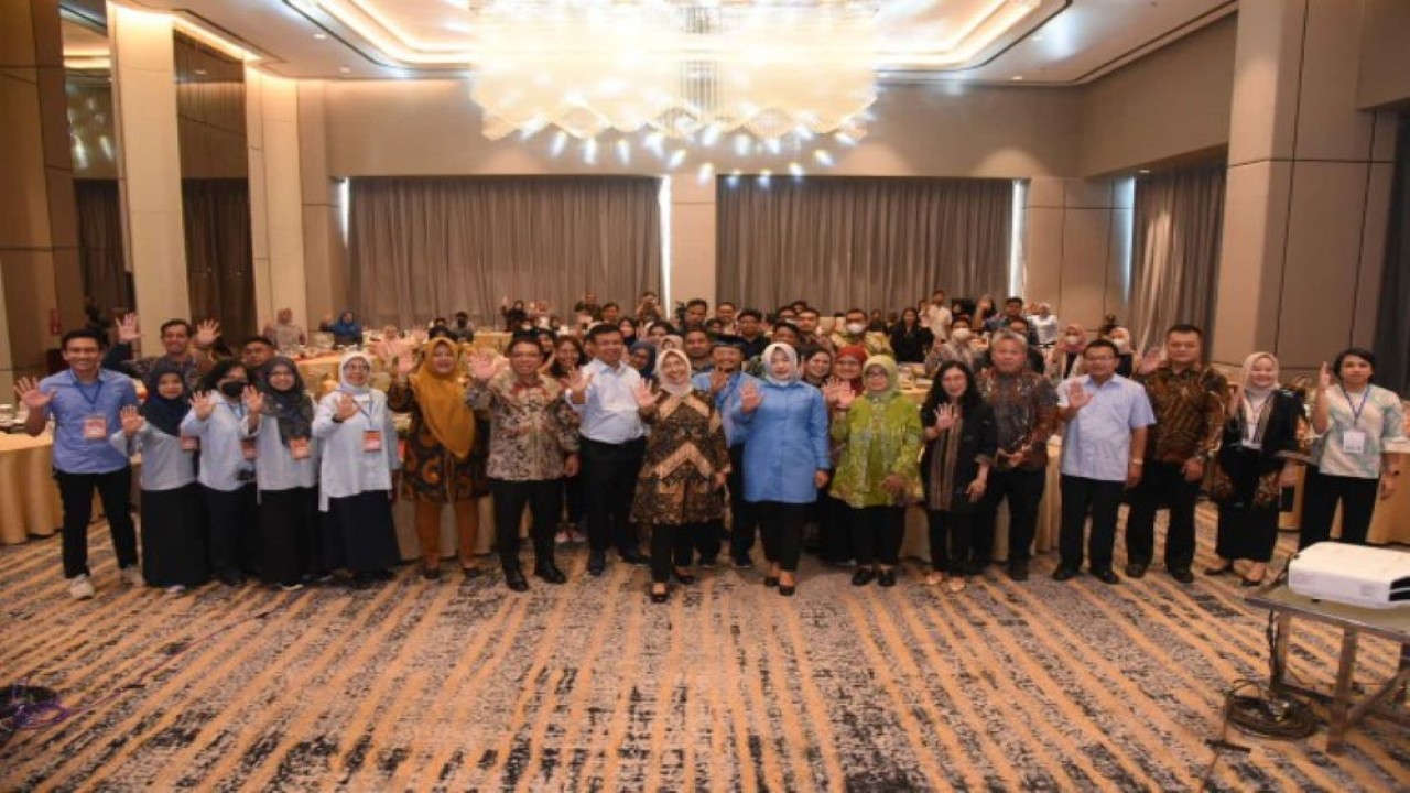 Wakil ketua komisi X DPR RI Hetifah Sjaifudian saat foto bersama usai mengisi Seminar Nasional Puspanlak UU Badan Keahlian DPR RI di Solo, Jawa Tengah, Selasa (30/5/2023). (Arief/nr)