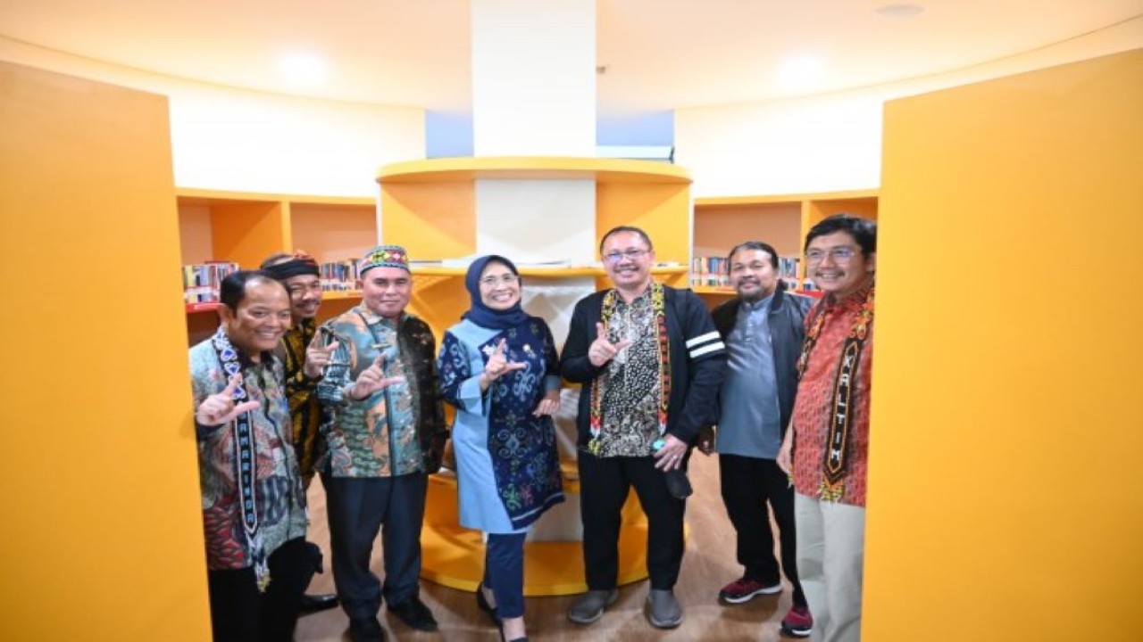 Wakil Ketua Komisi X DPR RI Hetifah Sjaifudian saat foto bersama usai  memimpin Kunjungan Kerja Panja Peningkatan Literasi dan Tenaga Perpustakaan (PLTP) Komisi X DPR RI ke Kota Samarinda, Kalimantan Timur (15/6/2023). (Prima/nr)