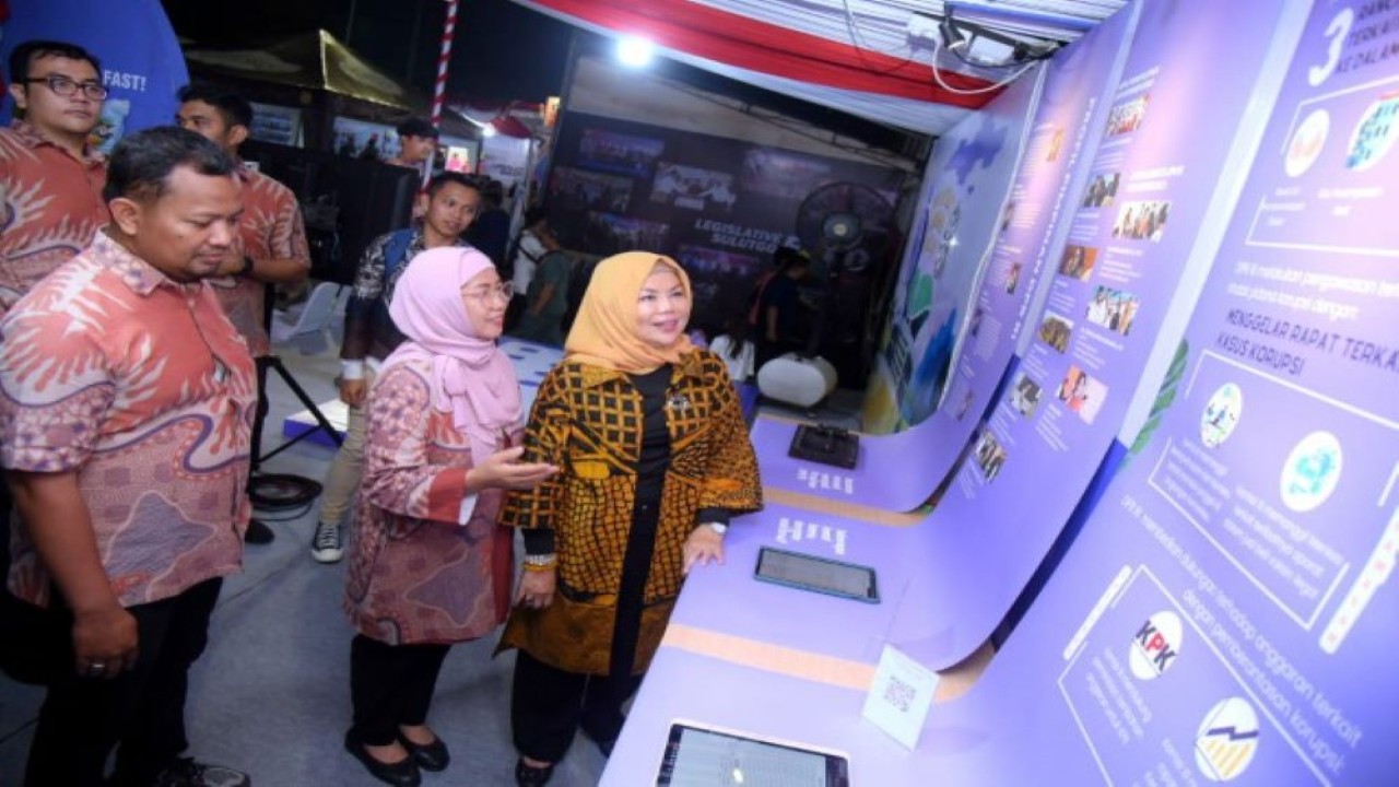 Anggota Komisi VIII DPR RI Idah Syahidah Rusli Habibie saat menghadiri pembukaan Pameran SulutGo Expo yang ke 11 di Lapangan Taruna Provinsi Gorontalo, Rabu (14/6/2023). (Runi/nr)