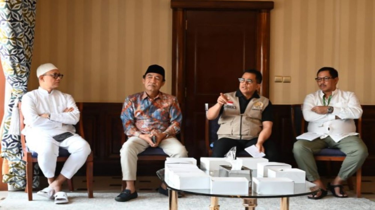 Sekretaris Jenderal (Sekjend) DPR RI Indra Iskandar saat mengikuti Timwas Pelaksanaan Haji DPR RI tahun 2023 di Makkah, Jumat (23/6/2023). (Jaka/Man)