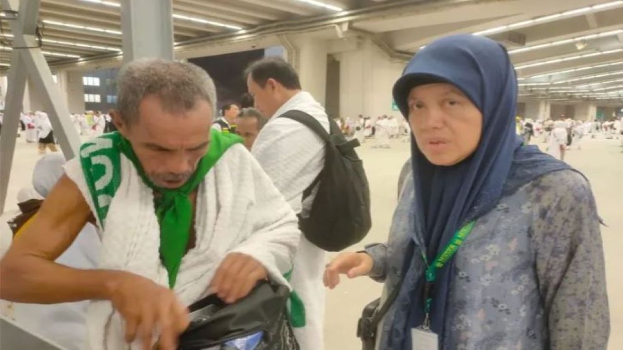 Anggota Timwas Haji DPR RI menemukan jamaah terpisah rombongan saat lempar jamroh bernama Abiding dari Kabupaten Bulukumba, Sulawesi Selatan, di Mina, Arab Saudi (28/6/2023). (DPR RI)