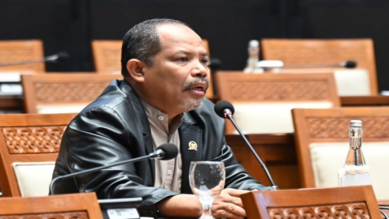 Anggota Komisi IV DPR RI Johan Rosihan saat interupsi pada Rapat Paripurna DPR RI di Gedung Nusantara II, Senayan, Jakarta, Selasa (13/6/2023). (Oji/nr)