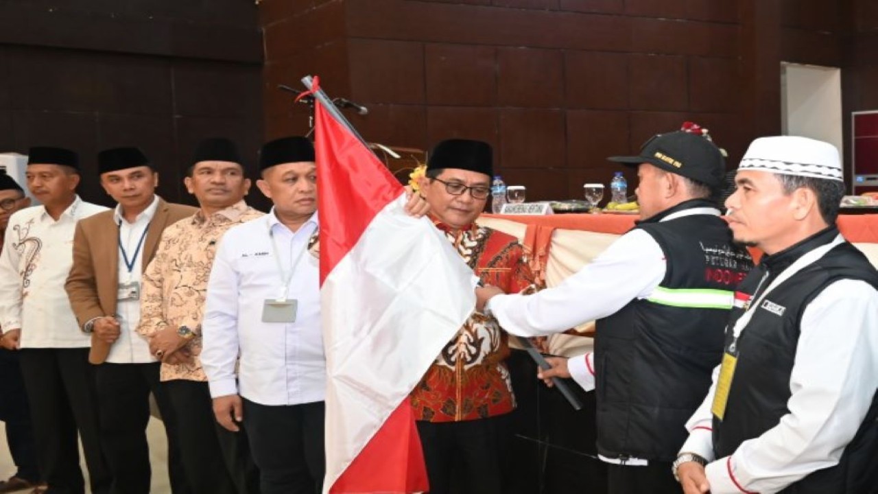 Anggota Komisi VIII DPR RI John Kenedy Azis saat melepas jamaah calon Haji (JCH) di Embarkasi Haji Padang. (Eko/nr)