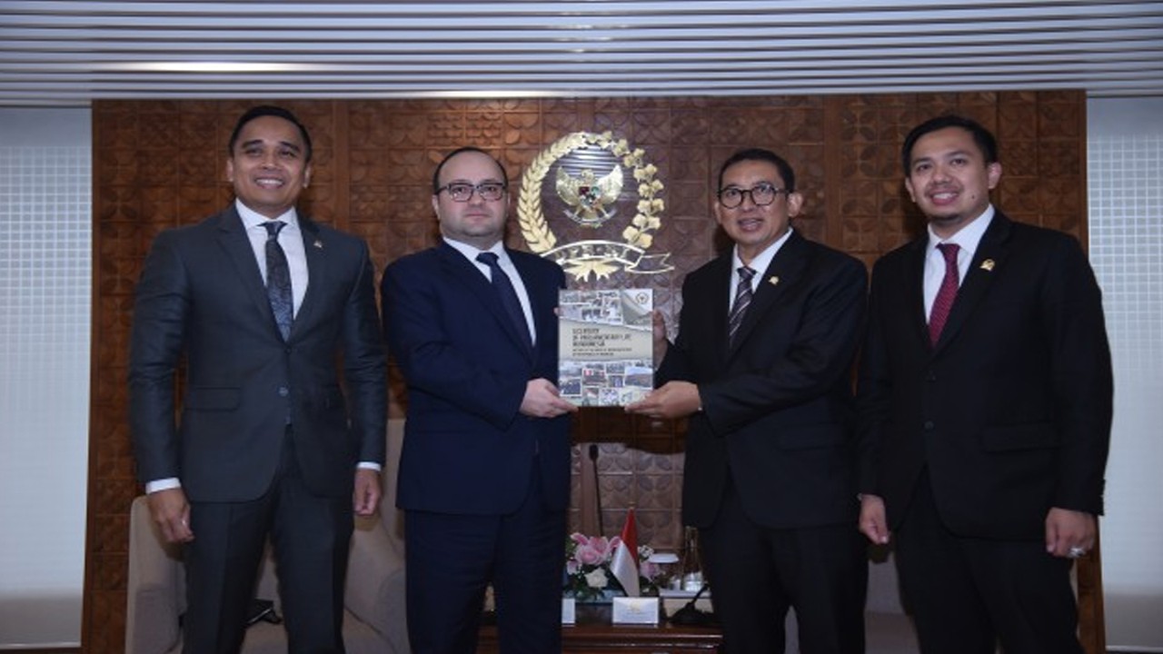 Ketua BKSAP DPR RI Fadli Zon saat bertukar cenderamata usai menerima Courtesy Call Duta Besar Azerbaijan, Jalal Mirzayev, di Ruang Delegasi, Gedung Nusantara II DPR RI, Senayan, Jakarta, Selasa (20/6/2023). Foto: Geraldi/nr