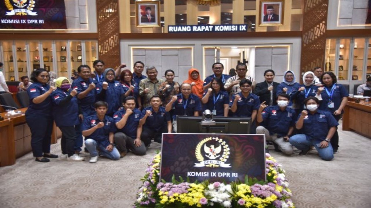 Wakil Ketua Komisi IX DPR RI Kurniasih Mufidayati saat foto bersama usai menerima audiensi Pengurus Forum Komunikasi Pekerja Migran Indonesia (PMI), di Gedung Nusantara I, Jakarta, Senin (26/6/2023). (Munchen/nr)