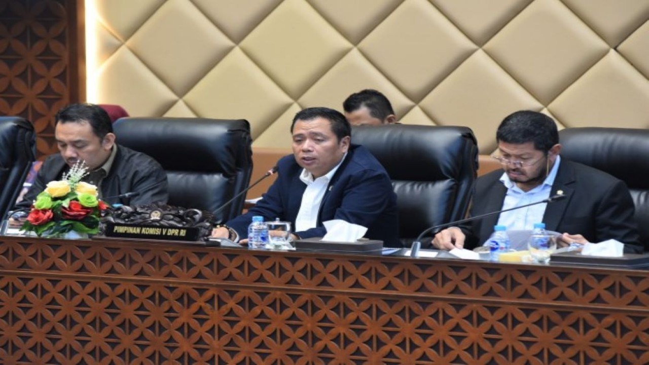 Ketua Komisi V DPR RI Lasarus saat memimpin Rapat Dengar Pendapat Komisi V DPR RI bersama Dirjen Bina Konstruksi Kementerian PUPR dengan agenda Evaluasi Pelaksanaan TA 2023 sampai bulan Mei 2023 di Gedung Nusantara DPR RI, Senayan, Jakarta, Selasa (20/6/2023). (Arief/Man)