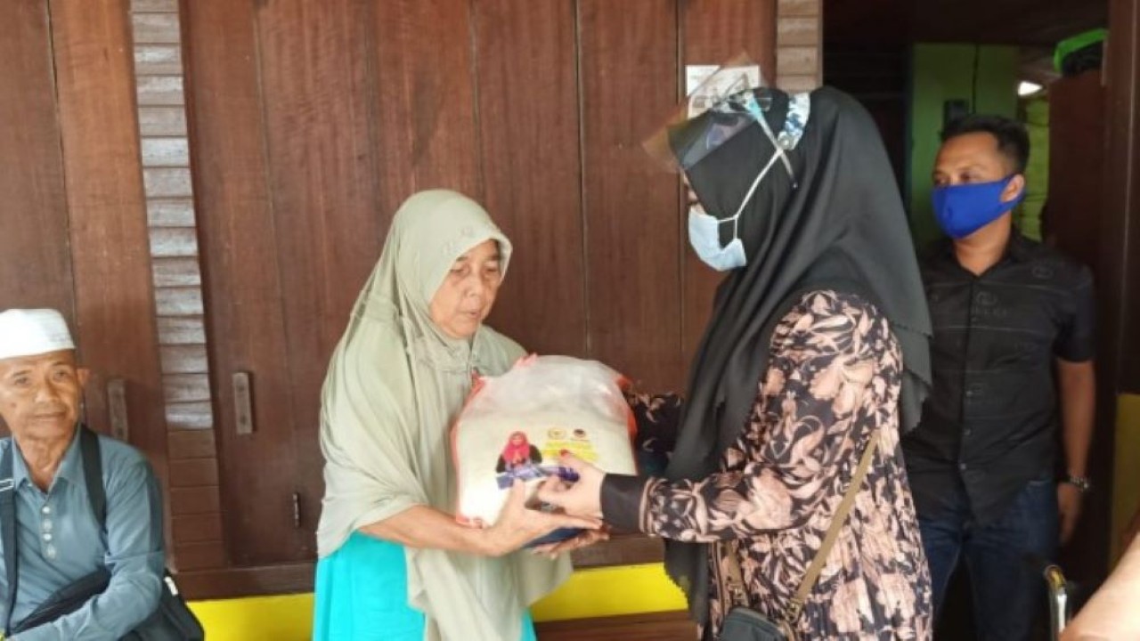 Anggota DPR RI Lisda Hendrajoni saat memberikan paket bantuan kepada salah satu Lansia di Sumatera Barat. (Ist/nr)