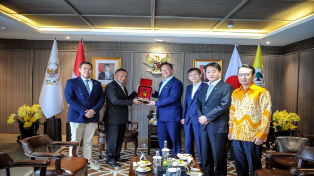 Wakil Ketua DPR RI Lodewijk F. Paulus saat bertukar cenderamata usai menerima kunjungan Delegasi dan Anggota Parlemen Jepang yang dipimpin oleh Mr. Wada Yoshiaki (Head of Delegation) di Gedung Nusantara III, Jakarta, Selasa (27/6/2023). (Mario/nr)