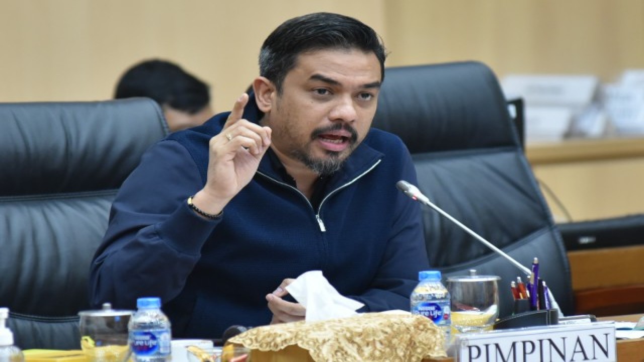 Wakil Ketua Komisi VII DPR RI Maman Abdurrahman dalam rapat kerja Komisi VII DPR RI dengan Menteri ESDM di ruang rapat Komisi VII DPR RI, Senayan Jakarta, Selasa (6/6/2023). Foto : Oji/Man