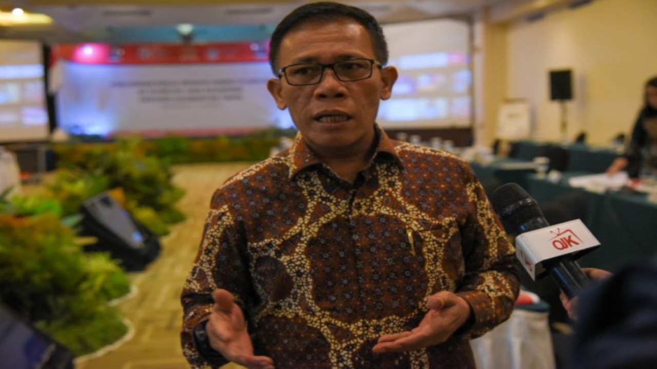 Anggota Komisi XI DPR RI Masinton Pasaribu saat diwawancarai usai mengikuti Kunjungan Kerja Spesifik Komisi XI DPR RI ke Kalimantan Timur, Jumat (9/6/2023). (Nadya/nr)