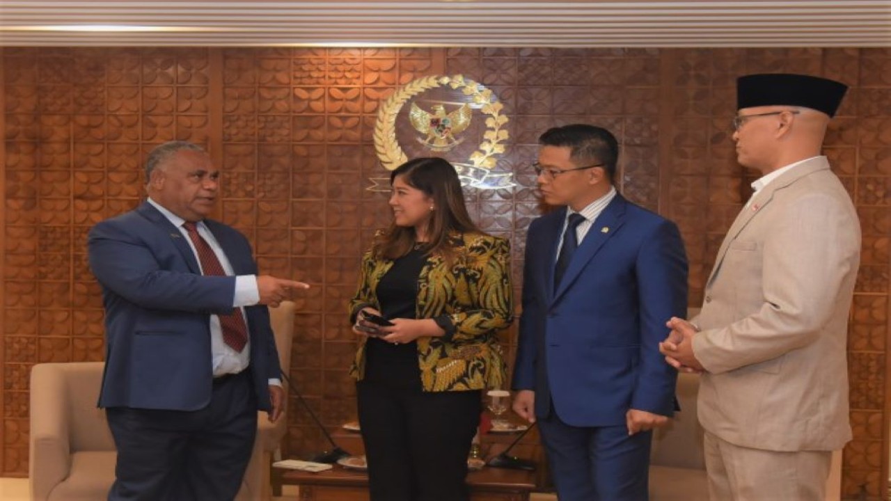 Ketua Komisi I DPR RI Meutya Viada Hafid usai menerima kunjungan kehormatan Pemerintah Vanuatu yang diwakili oleh Menteri Luar Negeri Vanuatu Jotham Napat di Gedung Nusantara III, Senayan, Jakarta, Senin (19/6/2023). (Runi/Man)