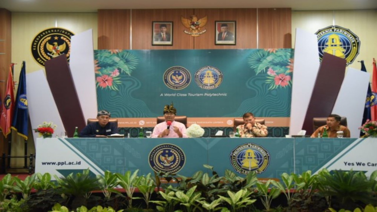 Anggota Komisi X DPR RI Mohammad Haerul Amri saat memimpin pertemuan Tim Kunjungan Kerja Spesifik Komisi X DPR RI di Kampus Poltekpar Lombok, NTB, Kamis (22/6/2023). (Dep/nr)