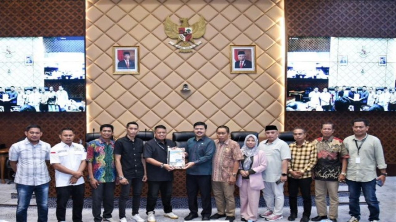 Anggota Komisi V DPR RI Muhammad Aras foto bersama usai menerima audiensi Pimpinan dan Anggota DPRD Kabupaten Pangkep yang digelar di Ruang Rapat Komisi V DPR RI, Senayan, Jakarta, Senin (12/6/2023). (Gerladi/Man)