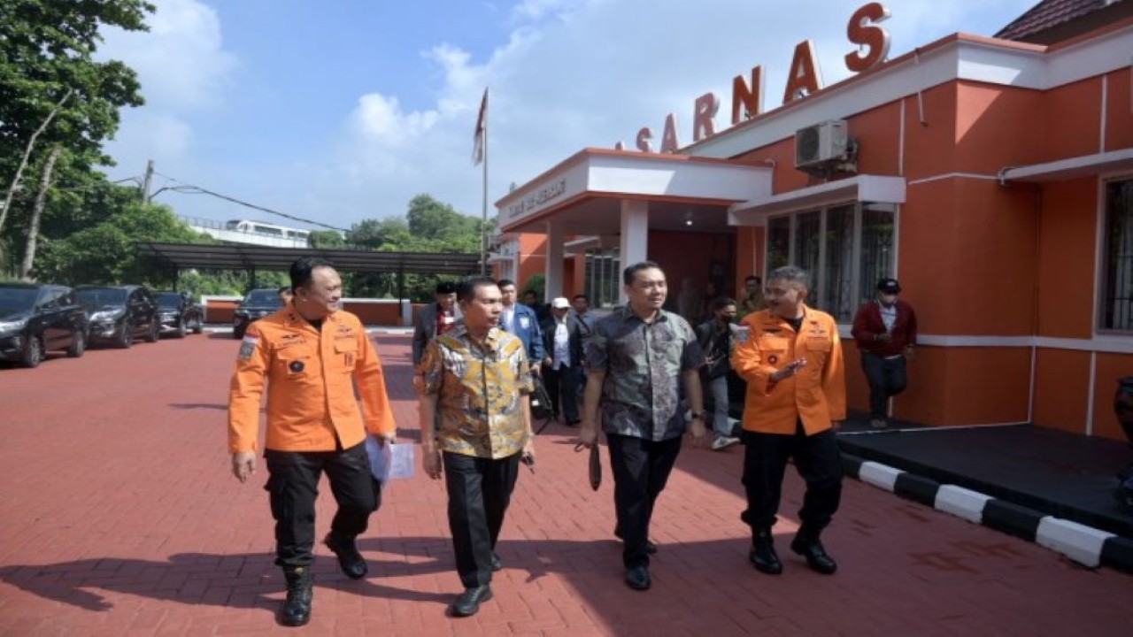 Wakil Ketua Komisi V DPR RI Muhammad Iqbal (dua dari kanan) saat memimpin kunjungan kerja spesifik Komisi V DPR RI ke kantor Basarnas provinsi Sumsel, Kamis (15/6/2023). (Tiara/nr)