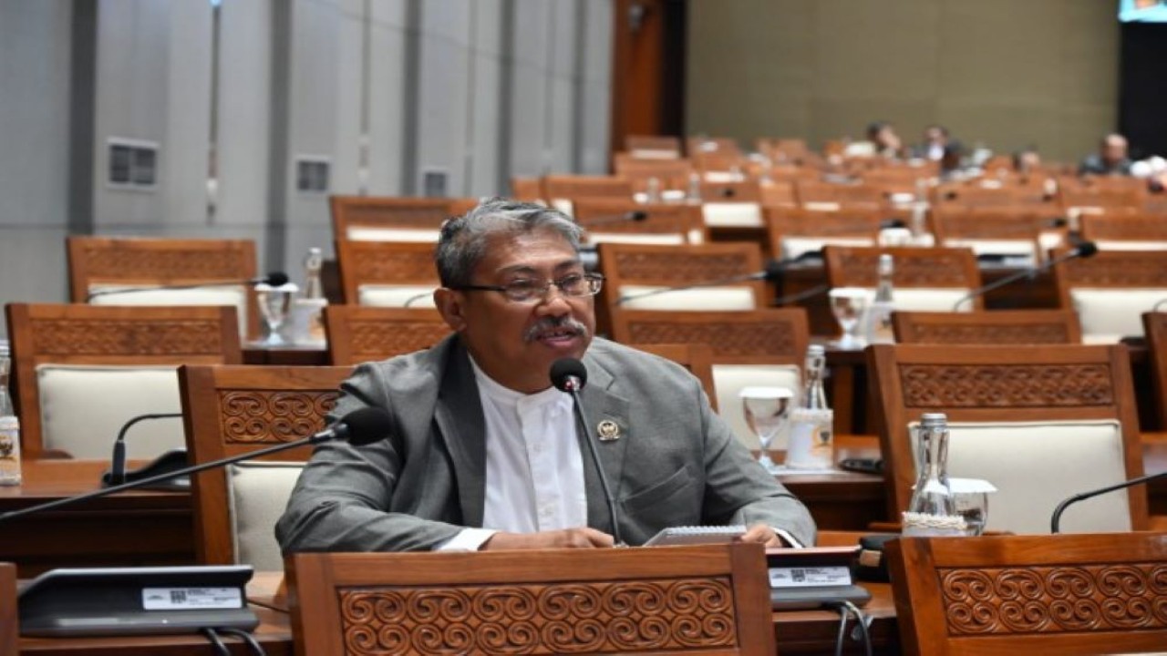 Anggota Komisi VII DPR RI Mulyanto saat interupsi pada Rapat Paripurna ke-26 masa sidang V Tahun 2022-2023 di Ruang Rapat Paripurna, Jakarta, Selasa (13/06/2023). (Jaka/nr)