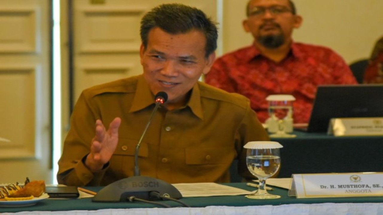 Ketua Tim Kunspek Komisi XI DPR RI Musthofa memimpin pertemuan dengan Jajaran Direksi OJK dan BSI di Kalimantan Timur, Jumat (9/6/2023). (Nadya/nr)