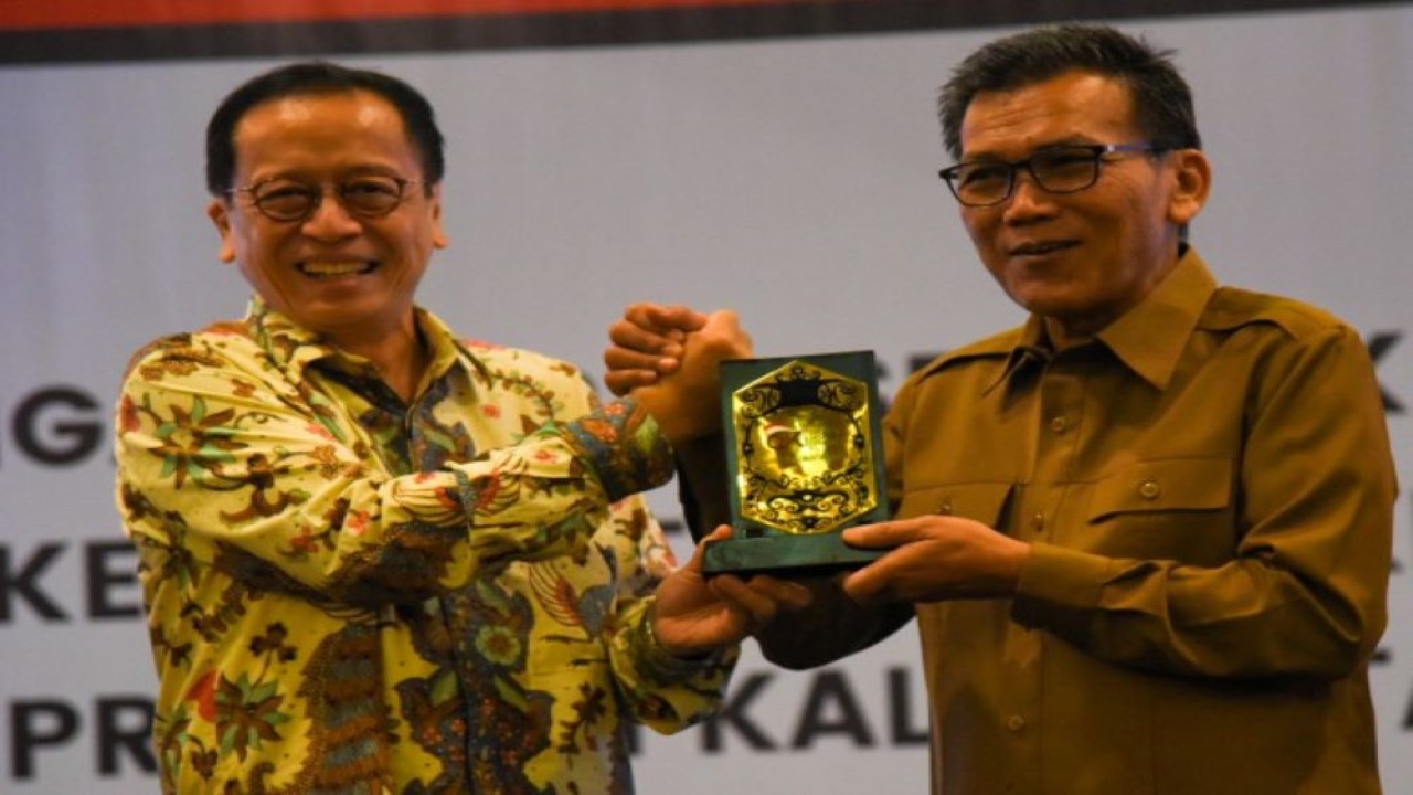 Anggota Komisi XI DPR RI Musthofa (kanan) saat bertukar cenderamata usai memimpin Tim Kunjungan Kerja Spesifik Komisi XI DPR R di Balikpapan, Kalimantan Timur, Jumat (9/6/2023). (Nadya/nr)