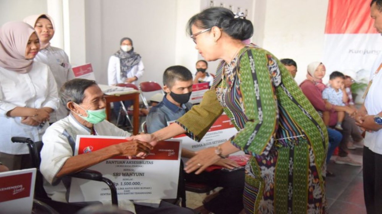 Anggota Komisi VIII DPR RI My Esti Wijayati saat menyerahkan bantuan dalam agenda Kunjungan Kerja Spesifik Komisi VIII DPR RI ke Dinas Sosial Provinsi DIY, Yogyakarta, Senin (26/6/2023). (Shane/nr)