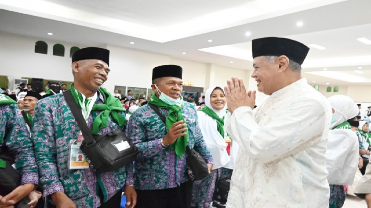 Anggota Komisi VIII DPR RI Nanang Samodra saat melepas keberangkatan Calon Jemaah Haji (CJH) Kloter I Embarkasi Lombok, Nusa Tenggara Barat, Rabu (7/6/2023) dini hari. Foto : Aisyah/Man