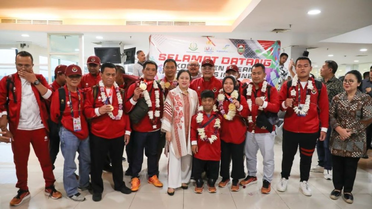 Ketua DPR RI Dr. (H.C) Puan Maharani menyambut kedatangan rombongan kontingen Para Games Indonesia yang telah menjadi Juara Umum pada ajang ASEAN Para Games 2023 yang diselenggarakan di Kamboja.  (Istimewa)