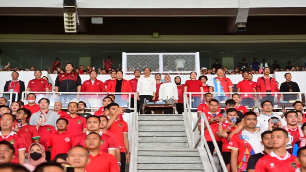 Ketua DPR RI Dr. (H.C) Puan Maharani saat menonton pertandingan Timnas RI dengan Argentina bersama Presiden Joko Widodo (Jokowi) dan Ibu Negara Iriana Jokowi di tribun VVIP Stadion Utama Gelora Bung Karno (SUGBK), Senayan, Jakarta Pusat, Senin (19/6/2023) malam. (Ist/Man)